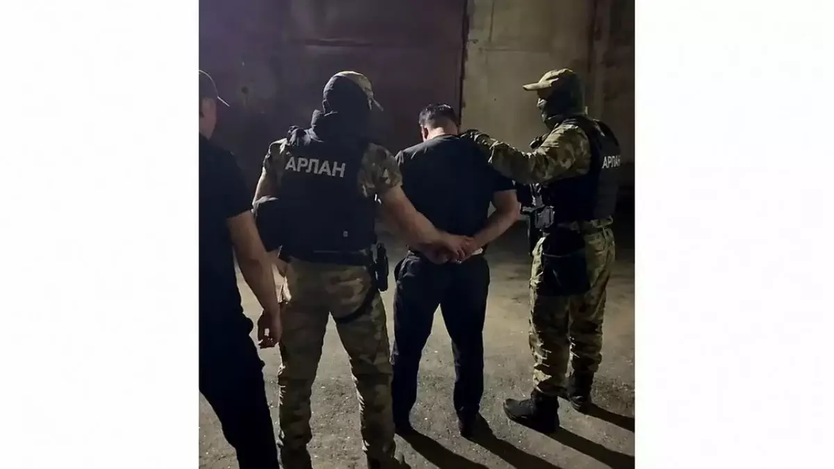 Шымкентте ақша бопсалады деген күдікпен блогер ұсталды