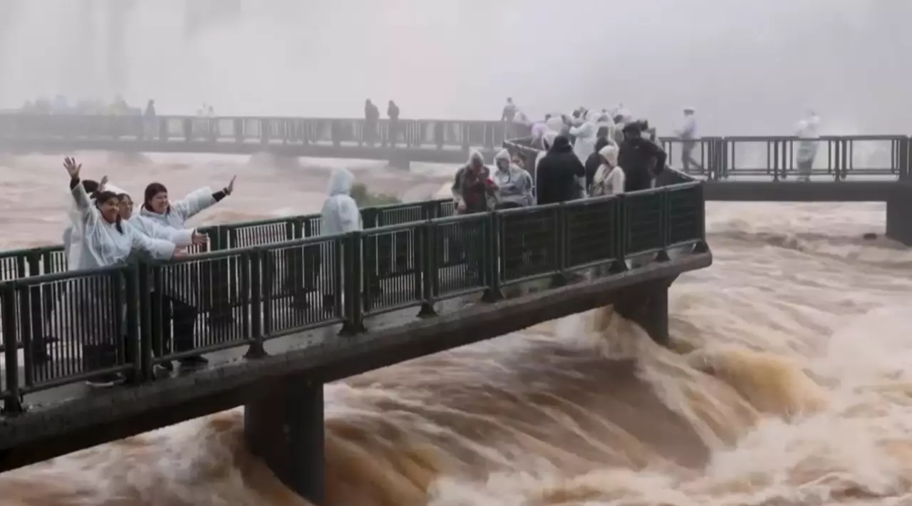 No comment: зрелищные кадры водопадов Игуасу в Бразилии