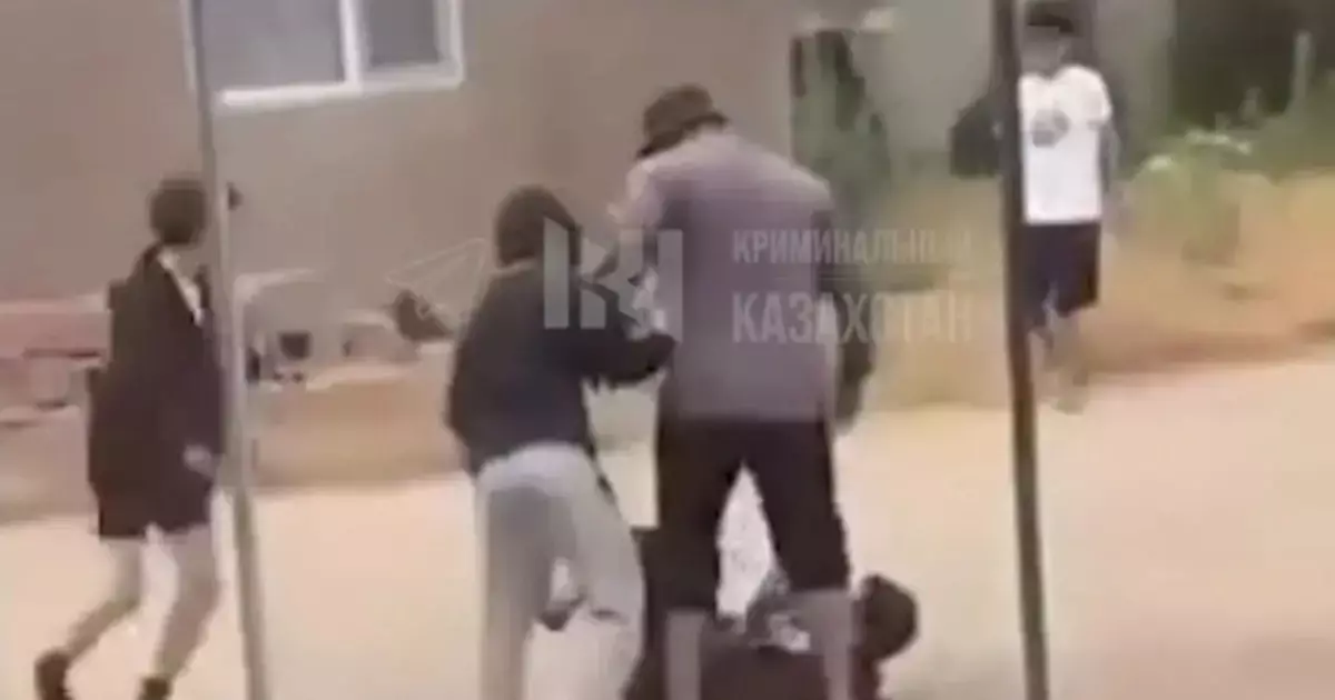  Қаскелеңде бір топ жасөспірім үлкендердің көзінше екі ер адамды соққыға жықты 