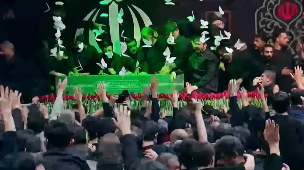 Али Хаменеидің табыты ашылды