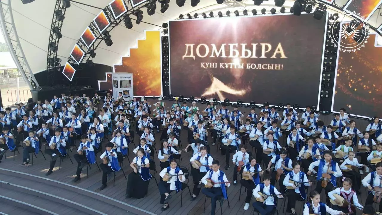Павлодарда 5 мың оқушы Ахмет Жұбановтың күйін бір мезетте орындады