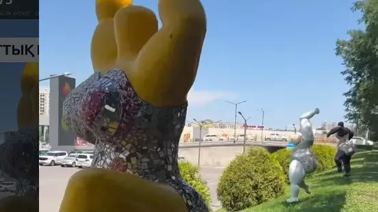 Алматыдағы жартылай жалаңаш, семіз әйел мүсіндері жұртты шулатты