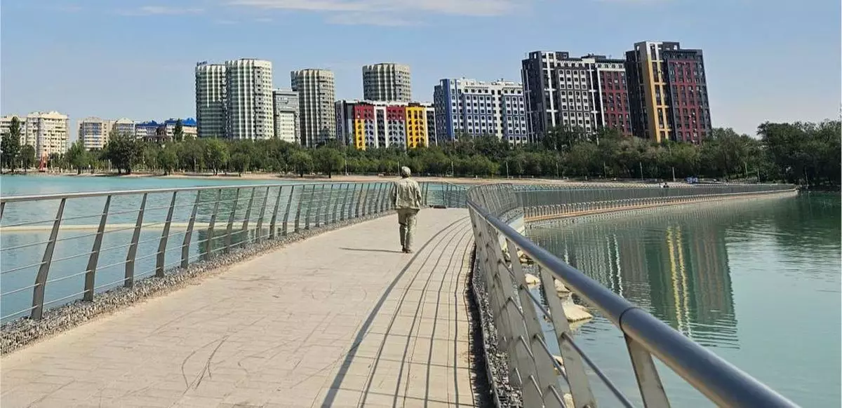 Мост на озере Сайран в Алматы закрыли из-за подъема воды