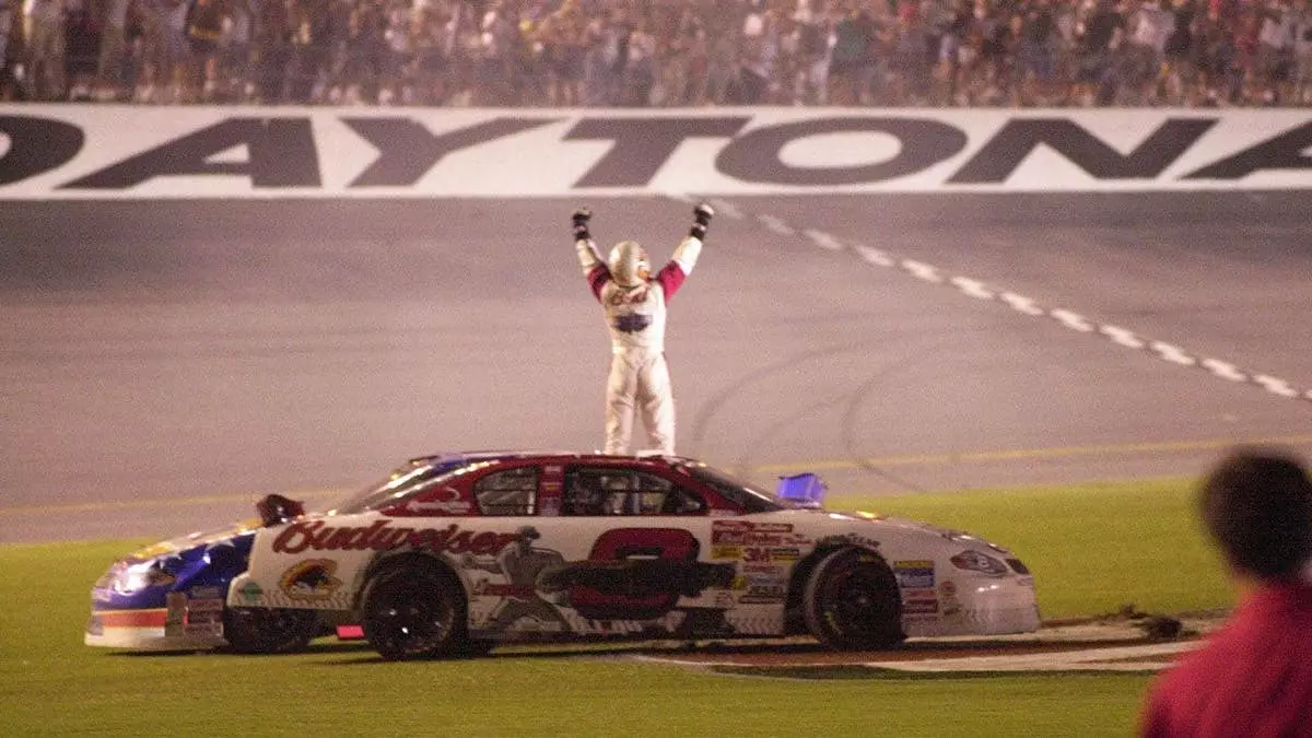 Дэйл Эрнхардт-младший вернул NASCAR к жизни 25 лет назад в эти выходные, но боль возвращается.