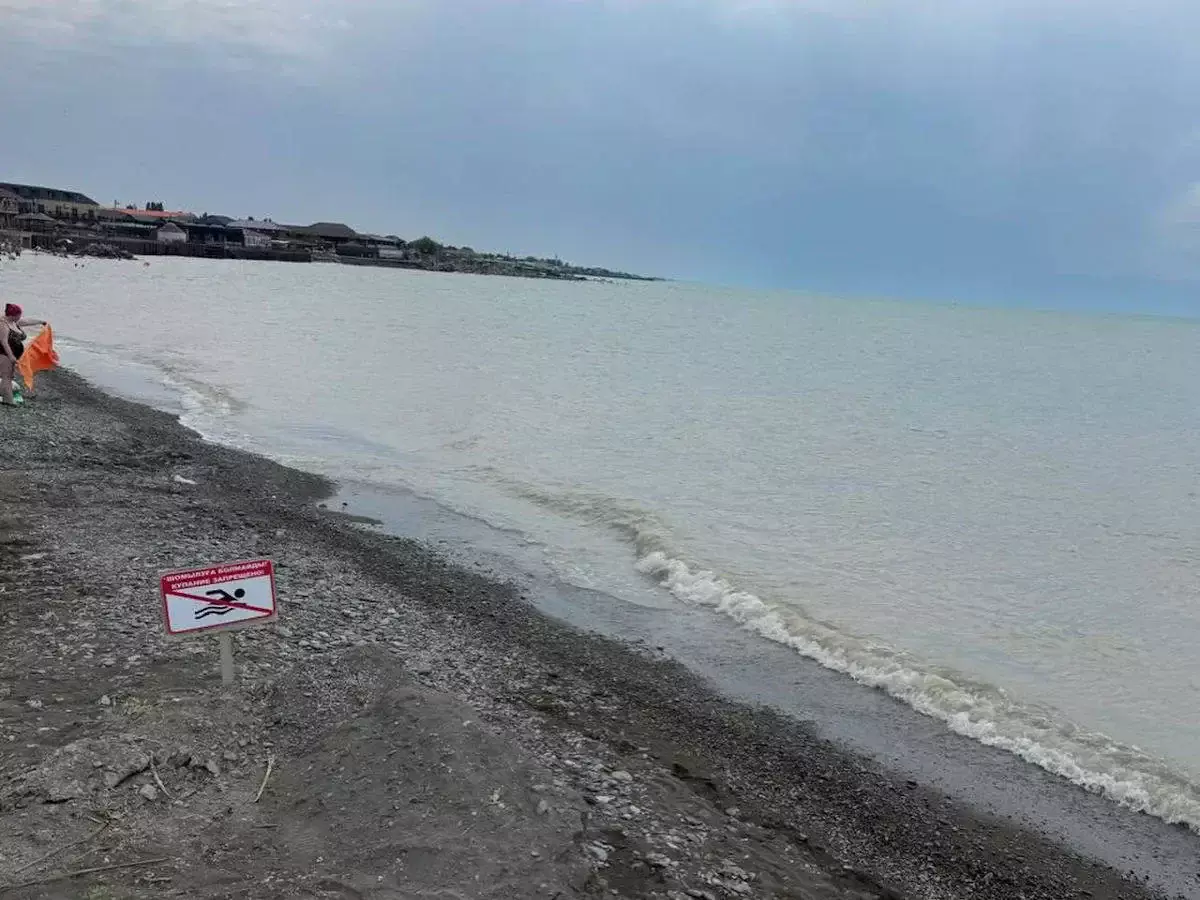Девять человек застряли на Алаколе из-за сильного ветра
