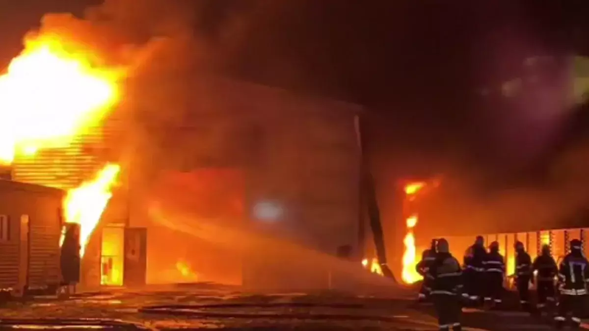 В Астане загорелся ангар с бензовозами и емкостями с ГСМ