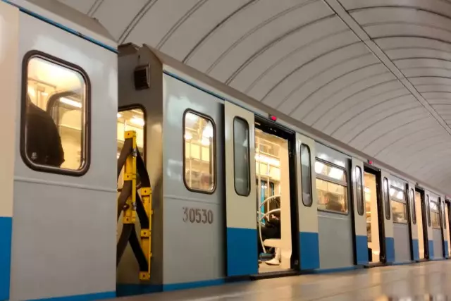 Алматыда метроға телескопиялық дубинка алып кірген жолаушы анықталды