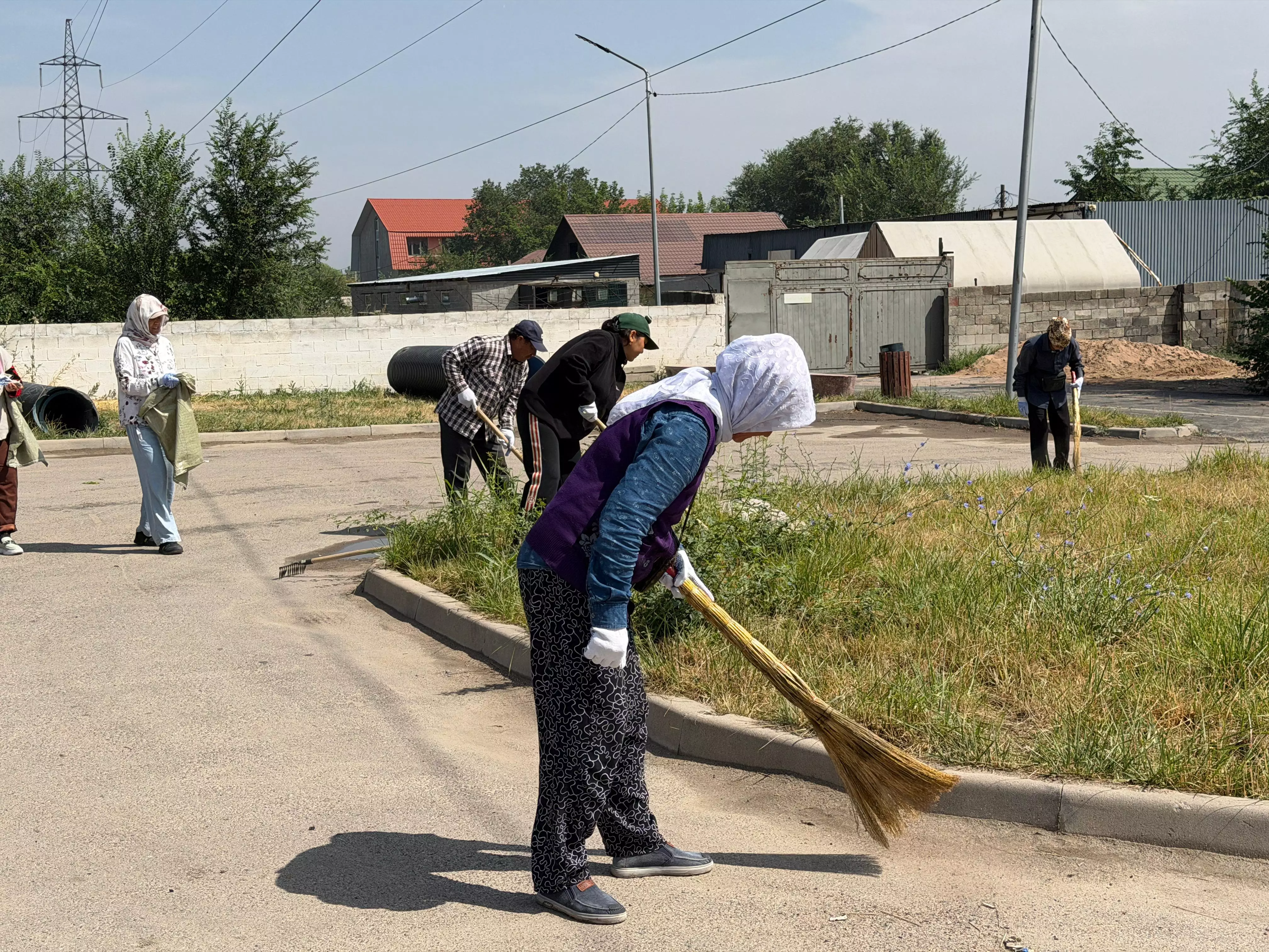 В Алматы за один день вывезли более 900 кубометров мусора
