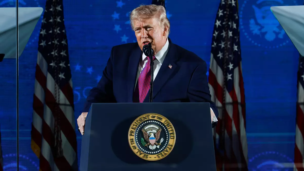 Трамп помиловал девять человек, осуждённых за вмешательство в работу систем контроля выбросов дизельных двигателей.