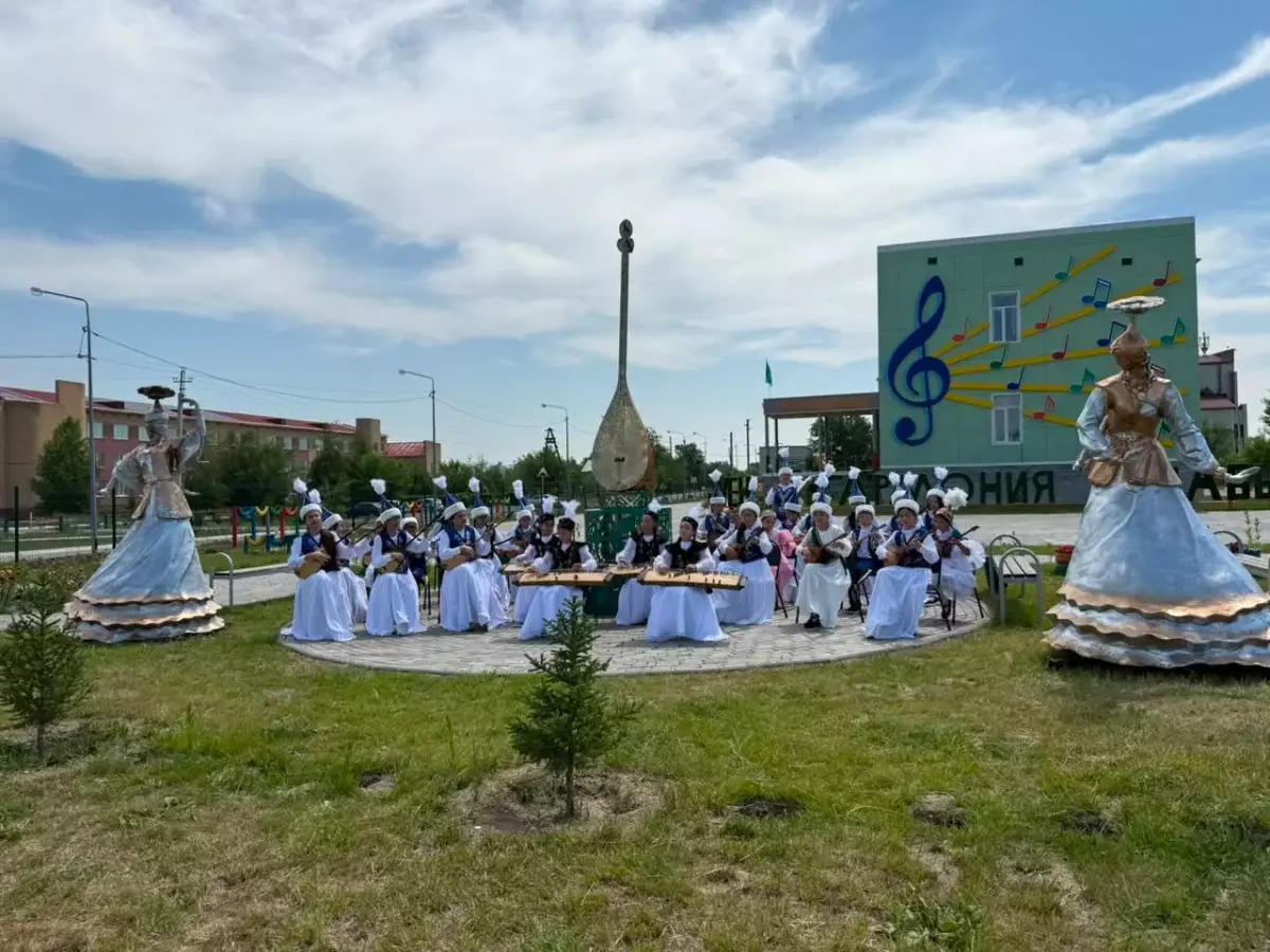 В ВКО открыли памятник домбре