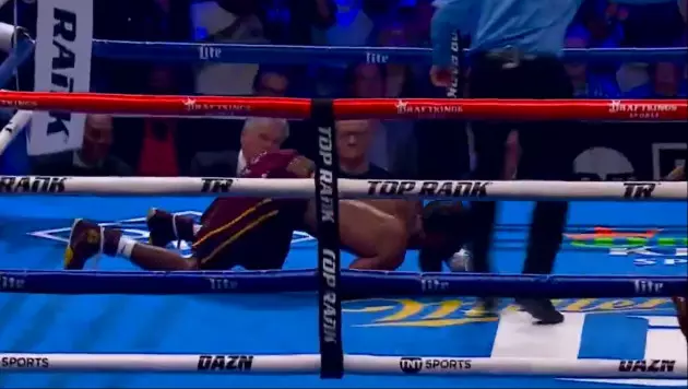Чемпион WBO оформил нокаут в последнем раунде и защитил титул