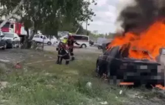 Астанада қаланың қақ ортасында көлік өртенді