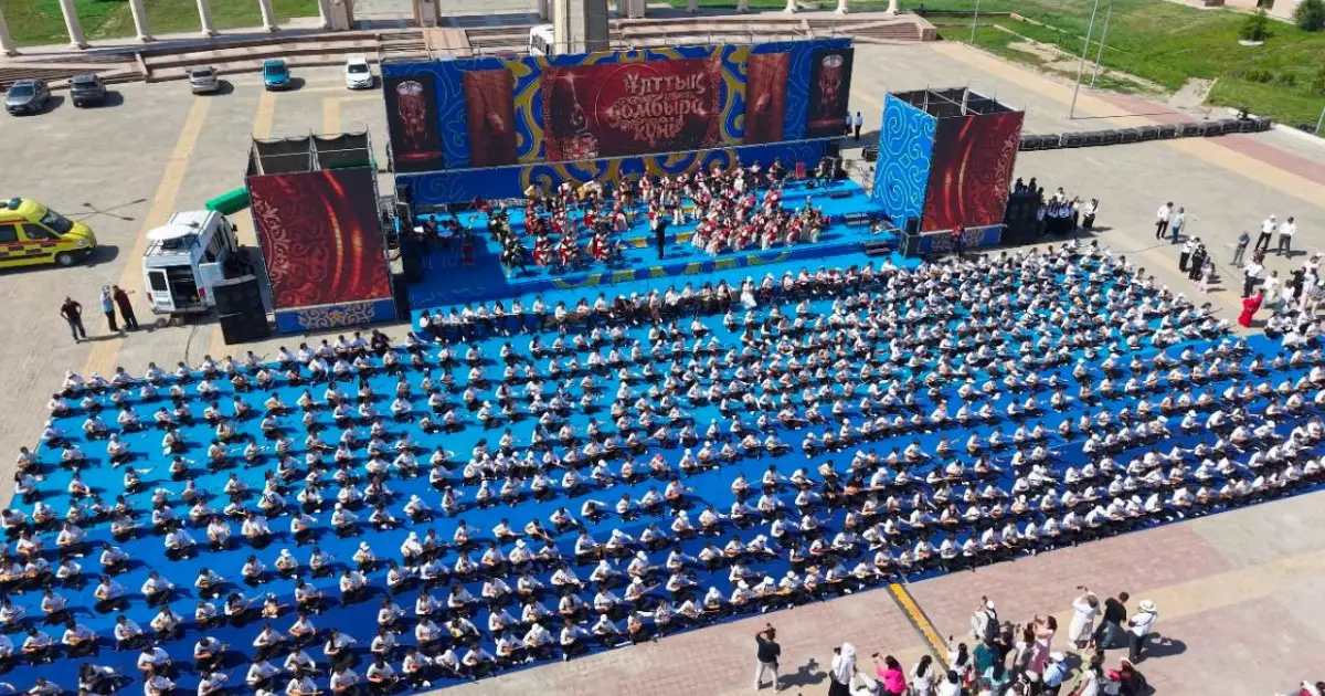   Ұлттық домбыра күніне орай 1500 ақтөбелік домбырашы қазақ композиторларының күйін орындады   