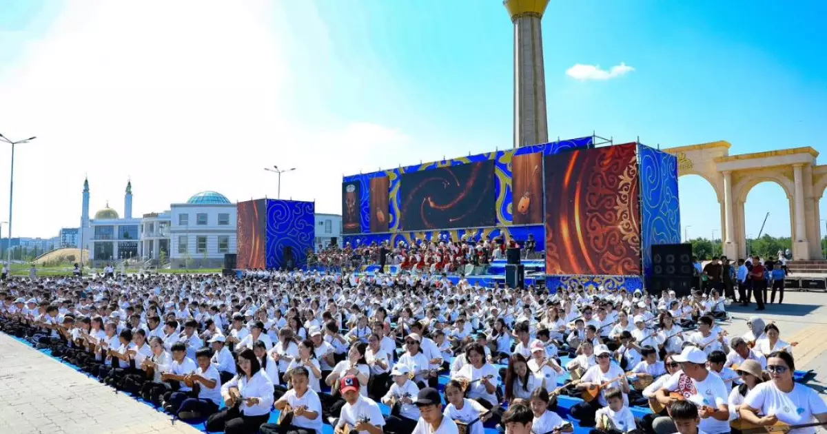  Ақтөбеде Ұлттық домбыра күніне орай 1500 домбырашы бір сахнада күй орындады 
