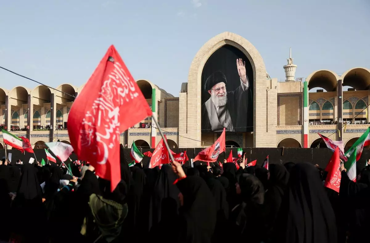 Иранда Али Хаменеймен қоштасуға жүздеген мың адам жиналған