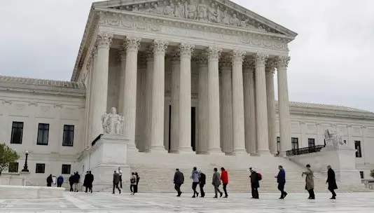 Верховный суд США рассмотрит дела о праве на оружие, правах ЛГБТ и избирательных правах в следующем сроке.