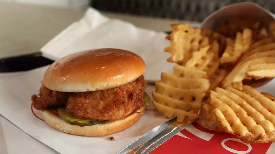 Отец рассказал, как его семья из пяти человек питается в Chick-fil-A менее чем за 45 долларов.
