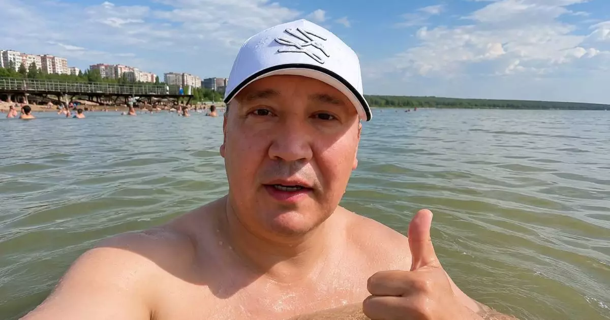  После слухов о загрязнении аким лично зашел в Иртыш во время эфира (Видео) 