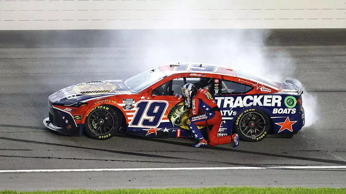 Победитель NASCAR своим проамериканским посланием вызвал ярость левых, а меморандум Буббы Уоллеса на Четвертое июля привел к столкновению с фанатами.