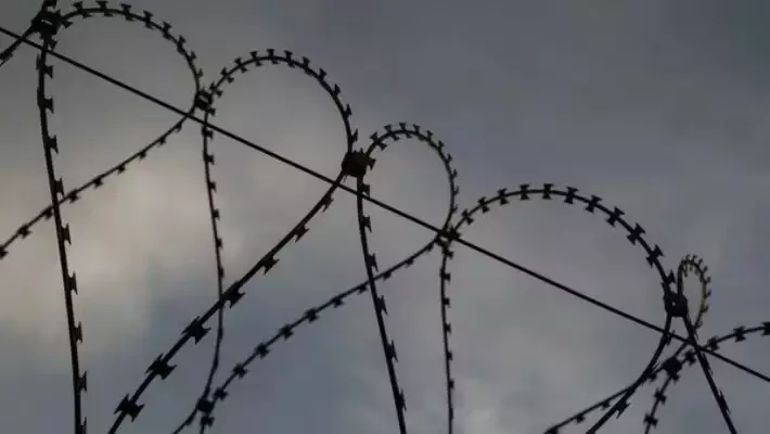 В Андижане осудили мужчину, зарезавшего жену в здании школы