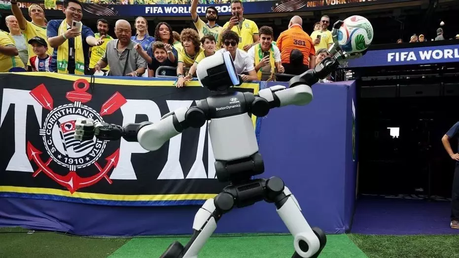 Hyundai Motor привела человекоподобного робота Atlas от Boston Dynamics на чемпионат мира по футболу FIFA в рамках новаторской активации.