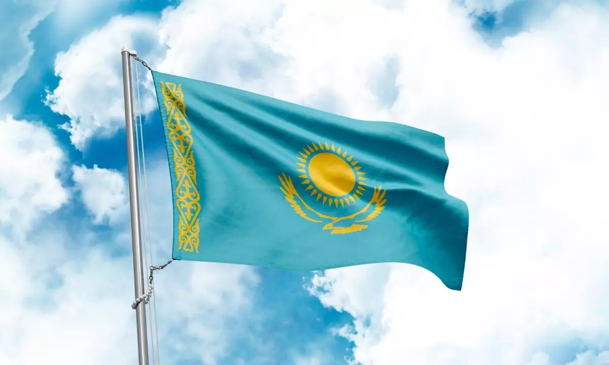 Казахстанцам официально разрешили вывешивать флаг на балконах