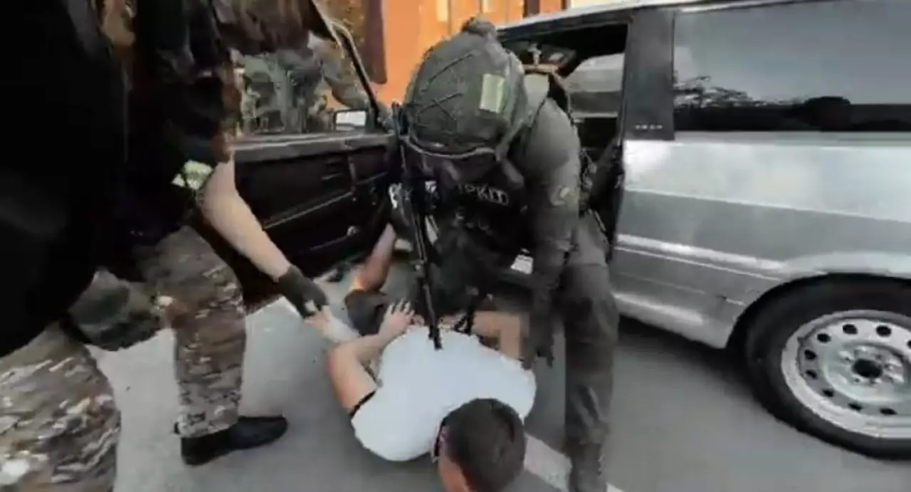 Қорқытып-үркітіп ақша алған: ҰҚК мен полиция арнайы операция кезінде 10 адамды ұстады