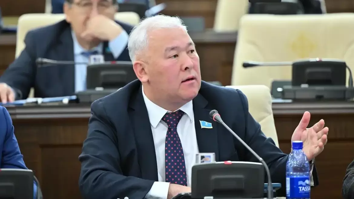 Мұрат Әбенов Оқу ағарту министрлігіндегі жағдайға қатысты өз шындығын айтып, үндеу жасады