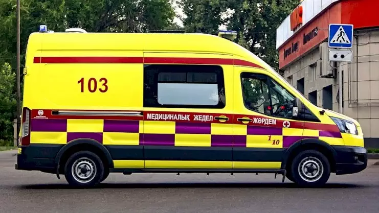 Павлодарда жаяу жүргіншілер өткелінде әйелді жедел жәрдем көлігі қағып кетті