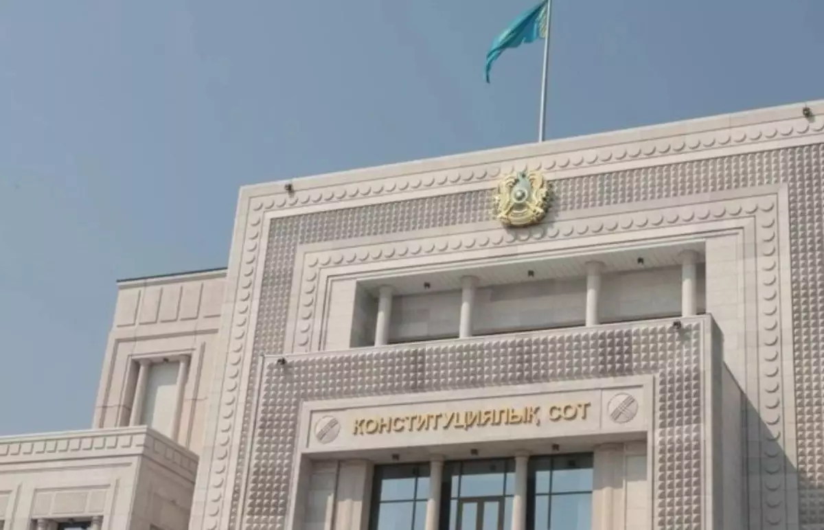 Политолог назвал объяснение о президентском сроке "сигналом элитам" в Казахстане