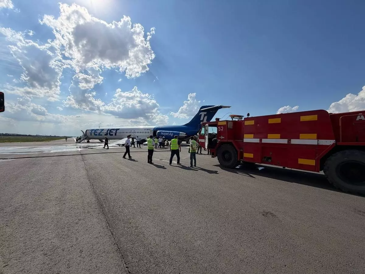 Самолет завалился на бок во время взлета в аэропорту Бишкека