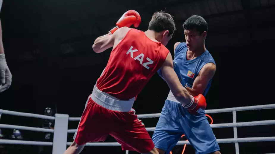 Казахстанец трижды отправил соперника в нокдаун на чемпионате Азии