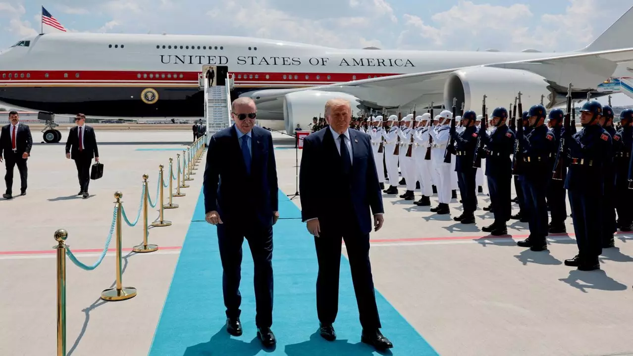 Режеп Тайып Ердоған Дональд Трампты Анкара әуежайынан сән-салтанатпен қарсы алды (ВИДЕО)