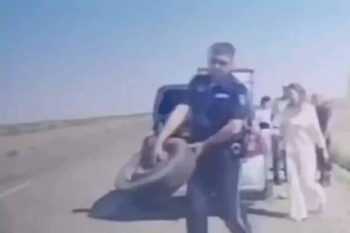 В Атырауской области патрульный пришел на помощь водителю на трассе