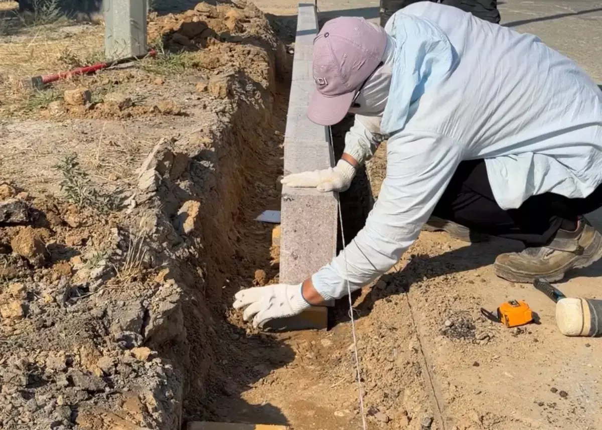В Актау ремонтируют дорогу – водителей призвали к аккуратности - новости на Lada.kz 07.07.2026