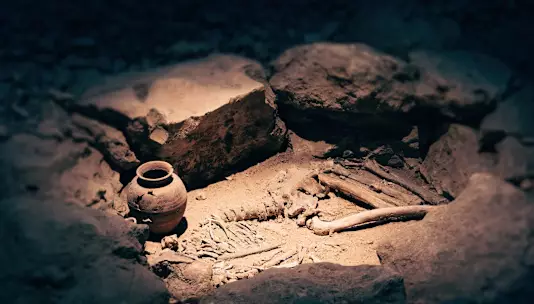 Археологи обнаружили 2000-летние золотые кольца на месте захоронения в Таиланде.