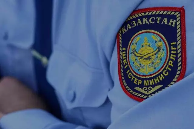 Ақтауда ер адам көпқабатты үйдің кіреберісінде жалаңаш жүрген