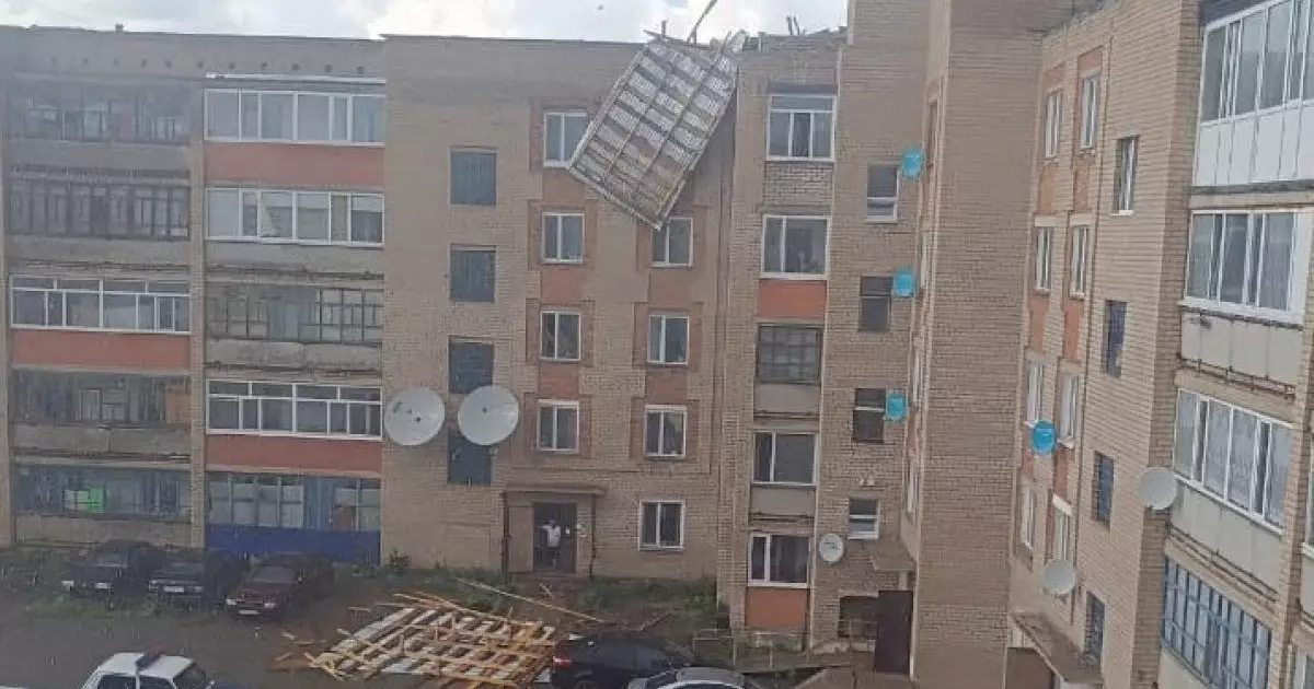  Ақмола облысында қатты жел көп қабатты үйдің шатырын жұлып әкетті 