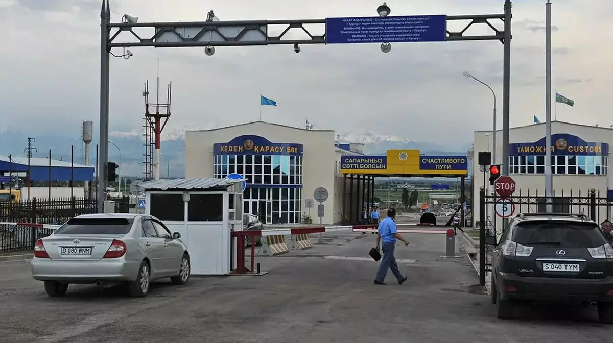 В Казахстане закрывают лазейку для вывоза топлива: машинам урезали проезд через границу