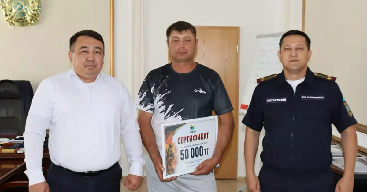   Өз өмірін қатерге тігіп, бес адамды аман алып қалды: Зерендіде ерлік жасаған тұрғын марапатталды   