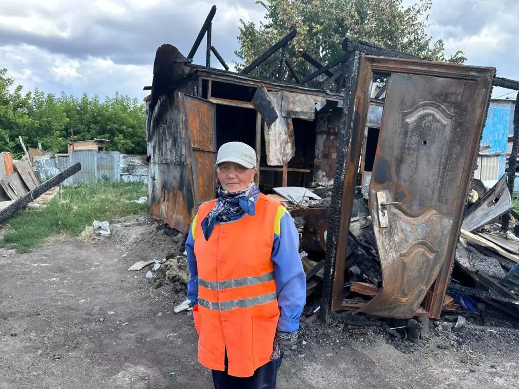 «Баспанасыз қалды: Астанада 13 жылдан бері көше тазалаушы болып істейтін ана көмек сұрайды