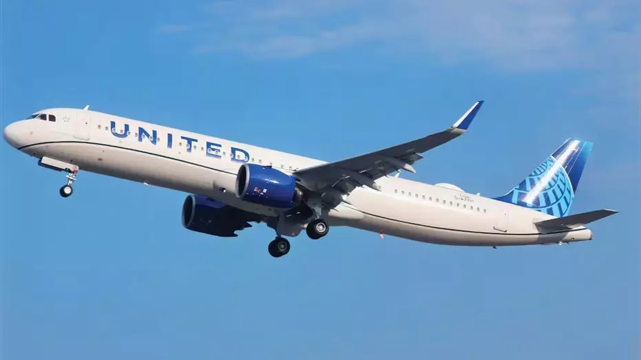 Суд постановил, что авиакомпания United должна ответить по иску из-за кресел у иллюминаторов, в которых нет окон.