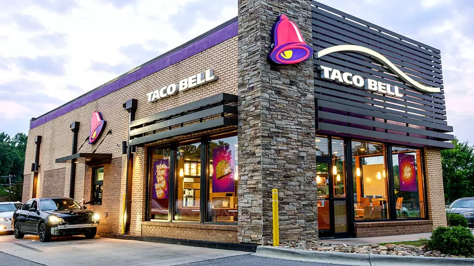 Taco Bell расширяет использование голосового искусственного интеллекта почти в 900 точках Drive-thru.