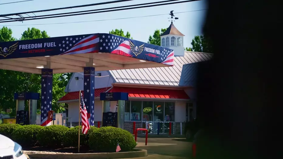 Первая заправочная станция Freedom Fuel открылась на фоне запуска скидок при поддержке Трампа.