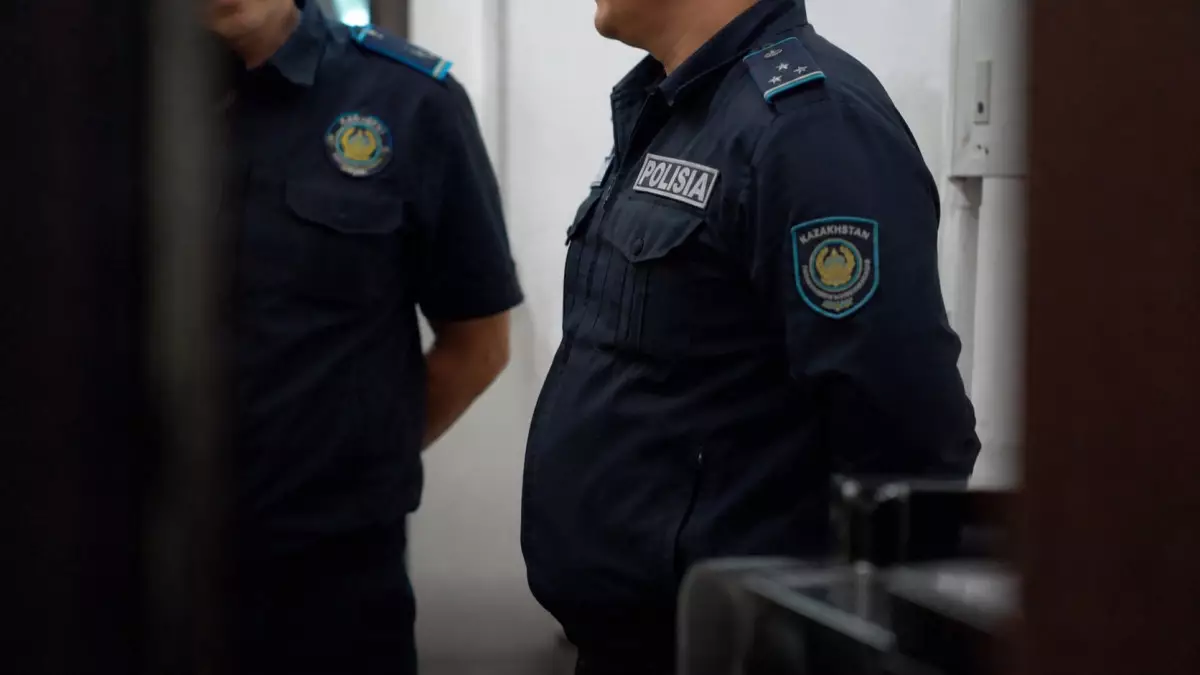  Таразда екі полицей азаматқа есірткі салып жібермек болды деген күдікке ілінді 