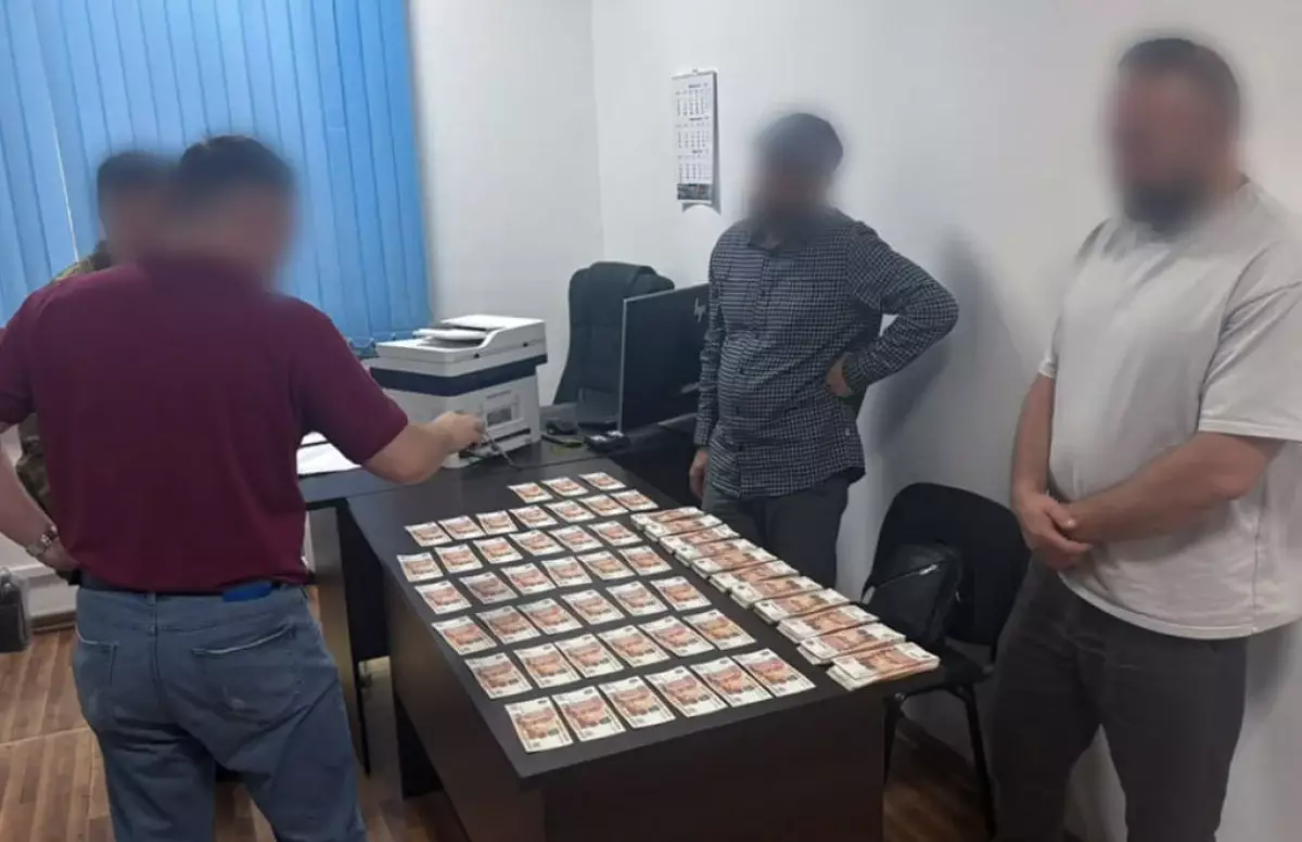 Иностранец пытался вывезти через "Кордай" 350 тысяч долларов наличными