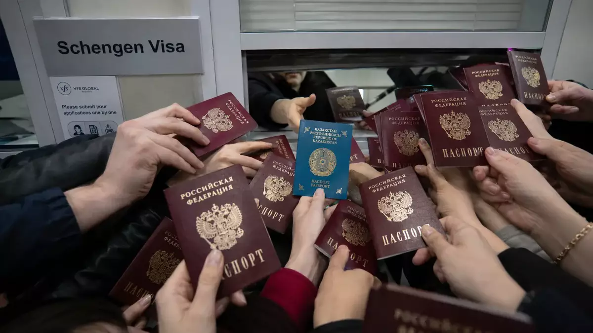 Режиссера возмутили толпы россиян в очередях за Шенгеном в визовых центрах Казахстана