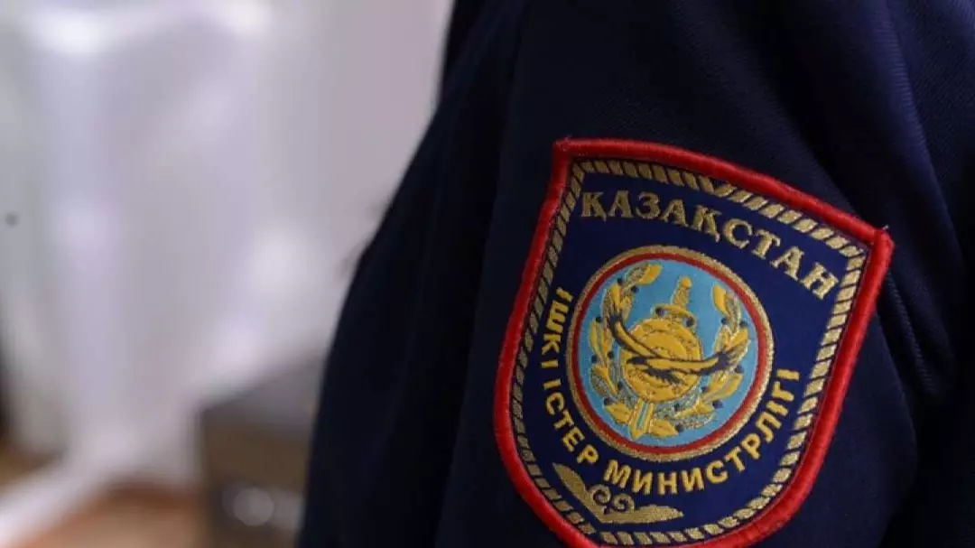  Бір топ жігіт әйел мен ер адамды соққыға жықты (ВИДЕО) 