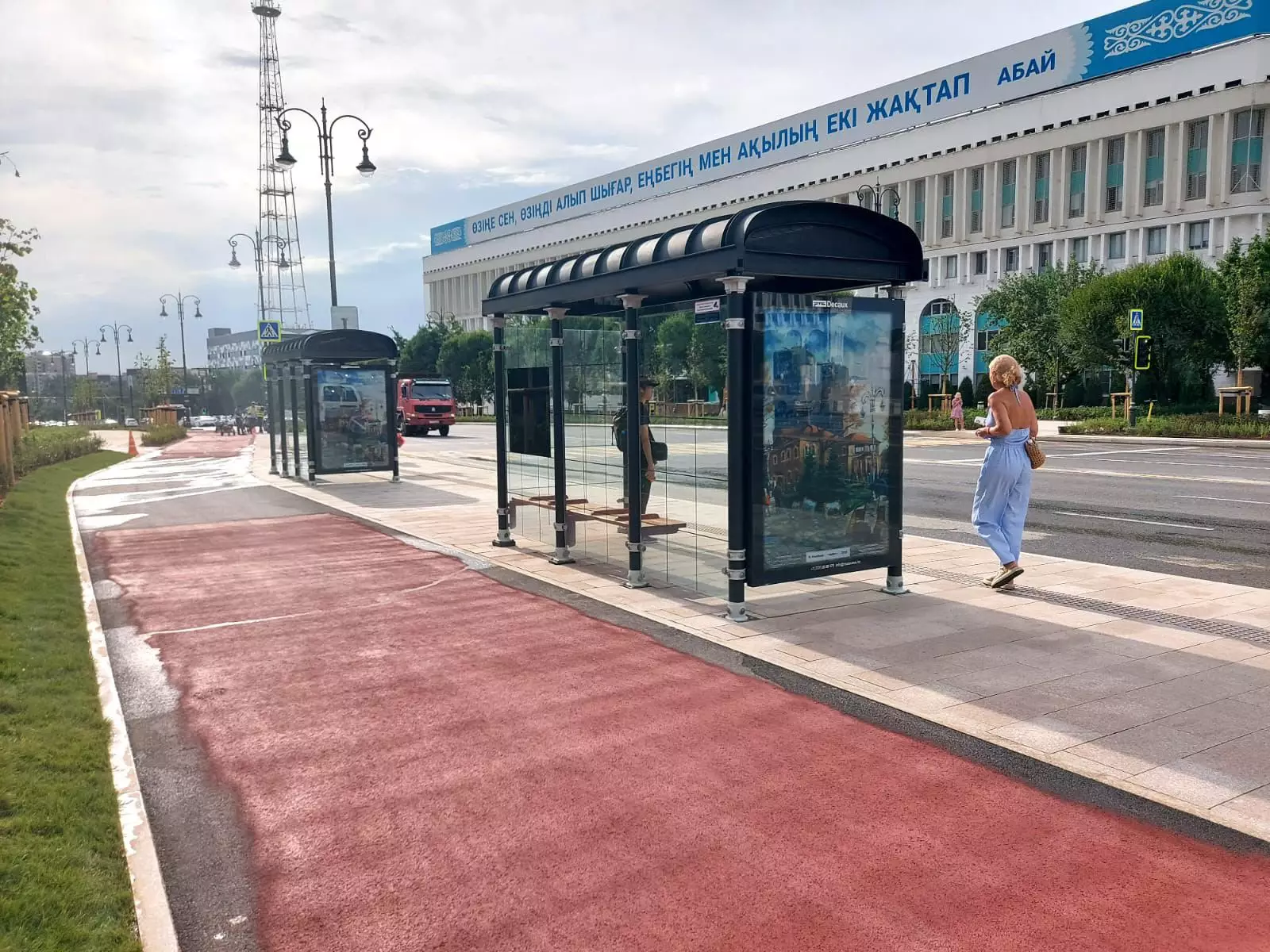 Алматыда Республика алаңында жаңа аялдама пайдалануға берілді