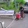 Женщина издевалась и унижала ребенка прямо на улице в целях воспитания